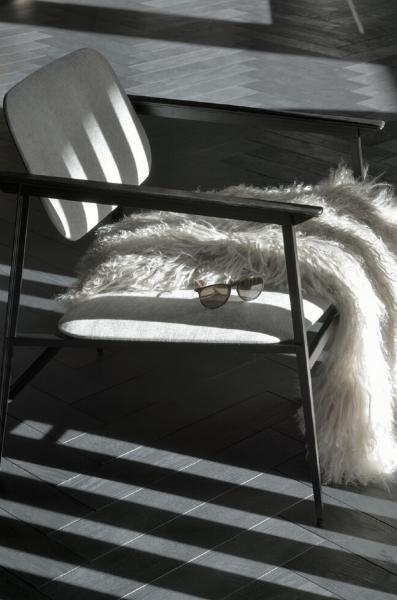 DC_Sillon_gris_claro_Ethnicraft_Ambiente_1