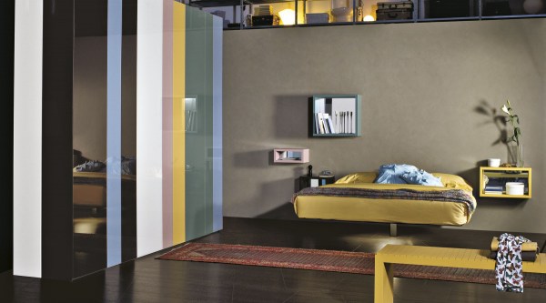 Letto-sospeso-giallo-e-armadio-colorato