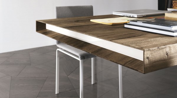 Tavolo-di-design-in-legno-massello-con-testate-in-vetro